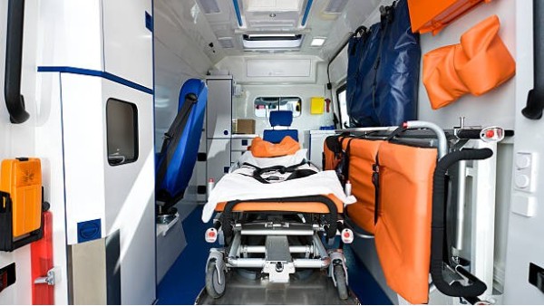 救护车选择玻璃钢板材制作内外饰板的原因：喷洒消毒，耐腐蚀，易清洁